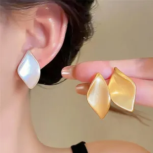 Boucles d'Oreilles Clous Forme de Feuille Minimaliste Finition Métal Brossé Or Argent Cuivre Avec Tige en Argent pour Femmes Bijoux Mode