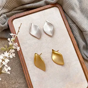 Boucles d'oreilles élégantes en forme de feuille, finitions dorée et argentée mates
