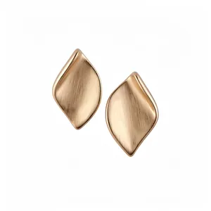 Boucles d'oreilles clous élégantes en forme de feuille dorée brossée au design épuré