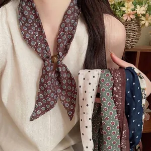 Pañuelo vintage de algodón y lino para mujer con una elegante hebilla de anillo