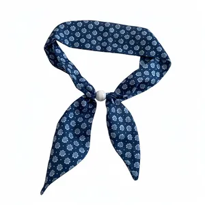Pañuelo vintage azul de algodón y lino con elegante hebilla de perla blanca