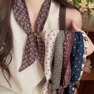 Primer plano de pañuelos vintage de algodón y lino con motivos floraux y lunares.