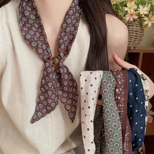 Detalle de bufandas vintage de algodón y lino con estampados de flores y lunares
