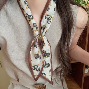 Primer plano de pañuelo retro de algodón y lino con estampado de caballos.