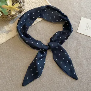 Detalle de pañuelo retro azul marino de algodón y lino con estampado de lunares blancos