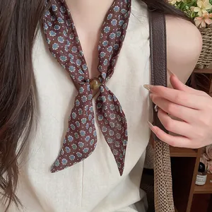 Detalle de un pañuelo vintage de algodón y lino con estampado floral en el cuello