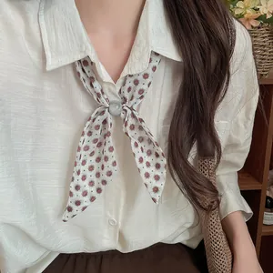 Primer plano de un pañuelo de algodón y lino con un estampado floral de estilo vintage