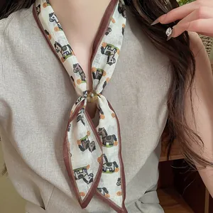 Detalle de un pañuelo vintage de algodón y lino con estampado de caballo y cierre de anillo