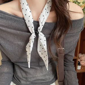 Detalle de un pañuelo de algodón y lino con lunares vintage para accesorios de mujer.