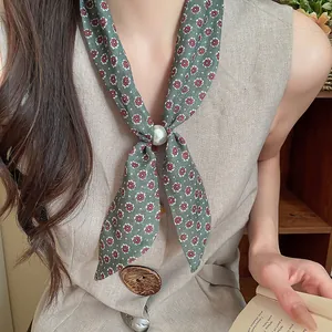 Pañuelo vintage de algodón y lino con flores y detalle de perla para uso diario