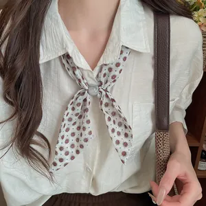 Primer plano de un pañuelo retro de flores y lunares con hebilla efecto mármol