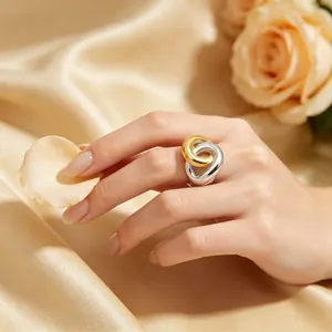 Bague élégante en acier inoxydable entrelacée avec plaquage or 18 carats sur une main