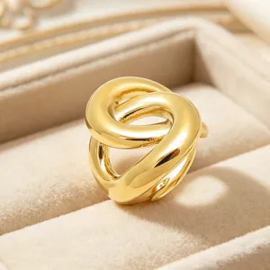 Vue détaillée d'une bague en acier inoxydable plaqué or 18 carats au design géométrique.