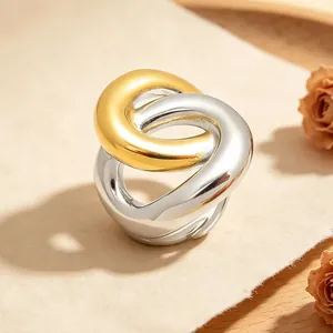 Gros plan d'une bague torsadée bicolore en acier inoxydable plaqué or 18 carats