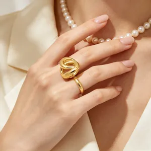 Vue détaillée d'une bague torsadée en acier inoxydable plaqué or 18 carats chic