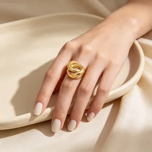 Vue détaillée d'une bague géométrique torsadée en acier inoxydable plaqué or 18 carats