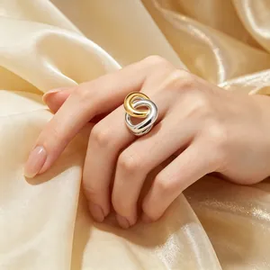 Détail de la bague moderne en acier inoxydable plaqué or 18K au design géométrique