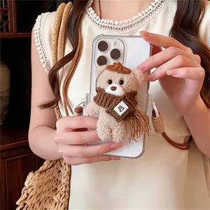 Simpatico ciondolo per telefono a forma di orsetto di peluche con cappello e sciarpa