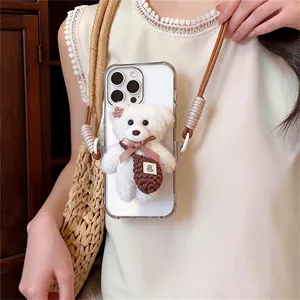 Vista dettagliata di un grazioso orsetto di peluche bianco su una cover con cinturino