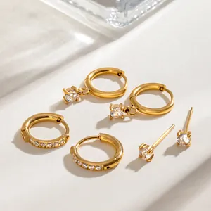 Set aus 18 Karat vergoldeten Edelstahl-Ohrringen mit funkelnden Kristallen, Creolen & Stecker.