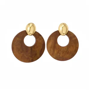 Exquisite Vintage-Ohrringe aus Holz mit polierten ovalen Goldsteckern für Damen