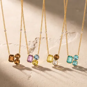 Primo piano di collane vintage francesi in oro con pendenti in zircone multicolore su pietra