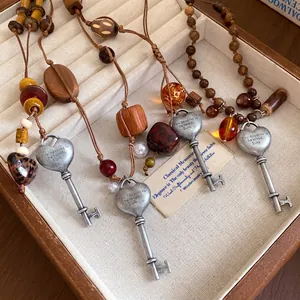 Vintage-Halskette im ethnischen Stil mit Herz-Schlüssel-Anhänger und Holzperlen