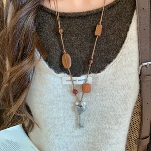 Retro-Ethno-Lederhalskette mit Holzperlen und herzförmigem Schlüsselanhänger im Boho-Stil
