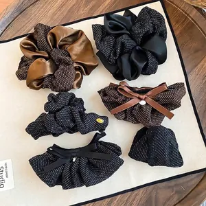 Eleganti fermagli per capelli retrò a pois e scrunchies in raso nero e marrone