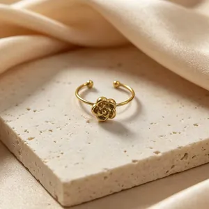 Dettaglio di un anello aperto regolabile a forma di rosa in acciaio inox placcato oro 18K