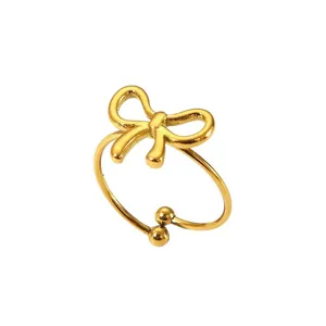 Vista dettagliata di un anello aperto in acciaio inossidabile placcato oro 18K con fiocco 3D.