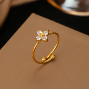 Dettaglio anello aperto in acciaio inossidabile oro 18K con fiore di zirconi