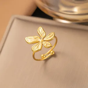 Primo piano di un anello a fiore placcato oro 18 carats con trama petalo dettagliata