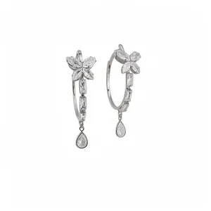 Elegante silberne Creolen mit Schmetterlingsmotiven und Zirkonia-Tropfenanhängern.