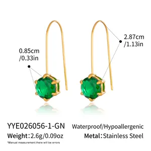Pendientes colgantes de circón verde en acero chapado en oro 18K con dimensiones.