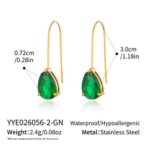 Vista detallada de pendientes de gota verdes en acero inoxidable chapado en oro de 18k