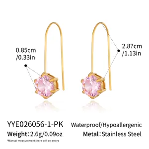 Pendientes de gancho en acero dorado de 18K con circón rosa y medidas detalladas