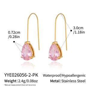 Pendientes de acero dorado con circonita rosa y dimensiones detalladas del producto