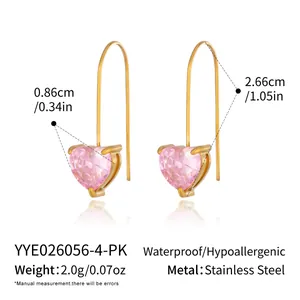 Detalle de pendientes de corazón rosa con ganchos de acero y especificaciones