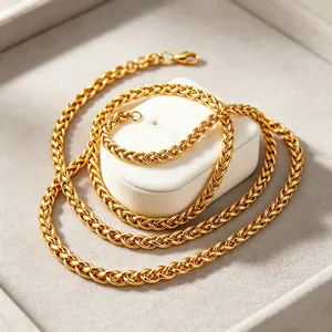Vue détaillée de la texture d'un collier chaîne épi en acier inoxydable doré brillant