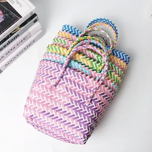 Cestas de regalo coloridas tejidas a mano con patrones intrincados y doble asa
