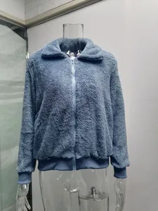 Vue détaillée d'une veste en polaire teddy bleue pour femme avec fermeture éclair