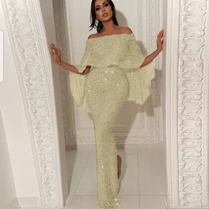 Elegantes schulterfreies Pailletten-Abendkleid in schimmerndem Champagnergold-Finish.
