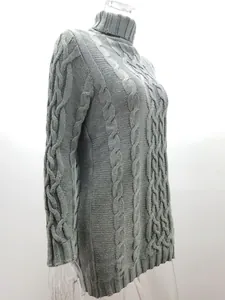 Detalle lateral de un vestido de punto gris grueso con trenzas y cuello vuelto