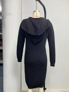 Vue arrière détaillée d'une robe cardigan en maille noire à capuche et texture côtelée