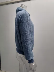 Profil latéral d'une veste en polaire teddy bleue chaude pour femme avec bords-côtes.