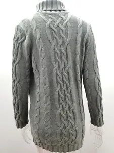 Vista posterior detallada de un vestido de punto gris grueso con cuello alto para mujer