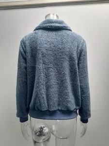 Vue arrière de la veste chaude en polaire teddy bleue pour femme avec ourlet côtelé