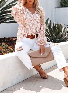 Vue détaillée d'une blouse en mousseline à fleurs avec col en V et manches lanterne