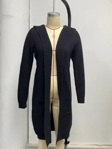 Long gilet en maille noire à capuche avec grandes poches avant pour femmes